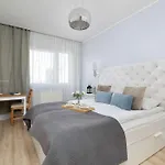 Bright & Modern With Balcony And Parking By Renters Apartament