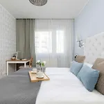 Bright & Modern With Balcony And Parking By Renters Apartment *
