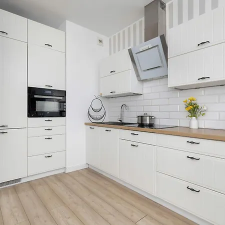 Bright & Modern With Balcony And Parking By Renters Apartament