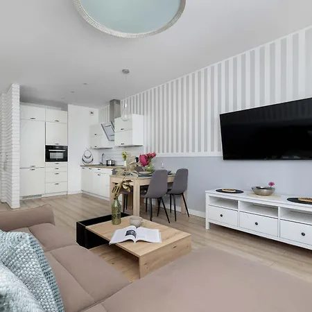 Bright & Modern With Balcony And Parking By Renters