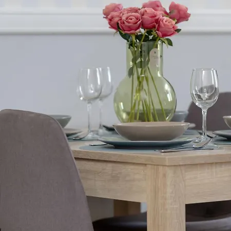 Bright & Modern With Balcony And Parking By Renters Appartement
