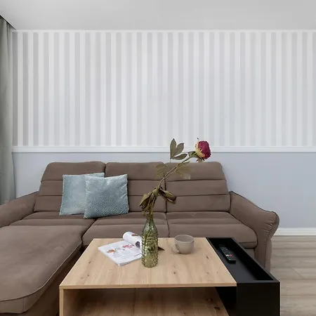 Bright & Modern With Balcony And Parking By Renters Apartament