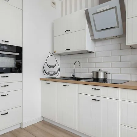 Bright & Modern With Balcony And Parking By Renters Apartament