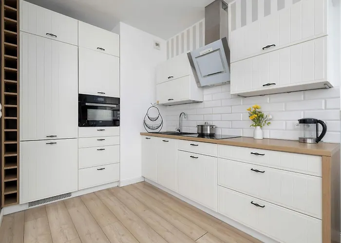 Bright & Modern With Balcony And Parking By Renters Apartament