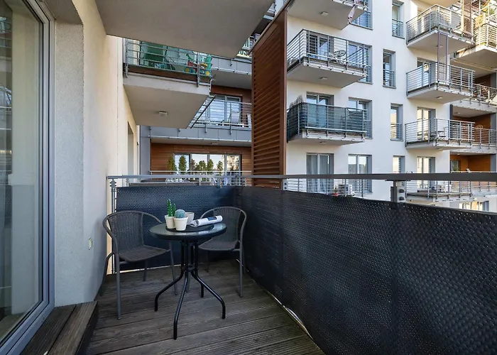 Bright & Modern With Balcony And Parking By Renters Apartament